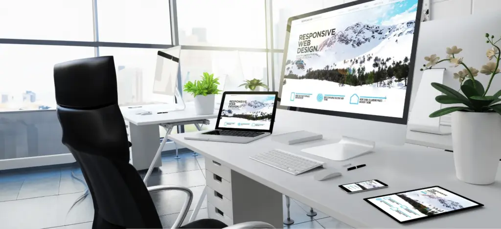 Modernes Büro mit geöffneter Homepage