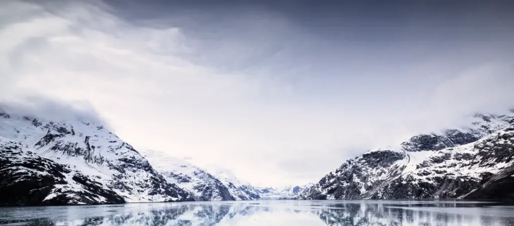 Ein Gletschersee der einen wundervollen Weitblick hat